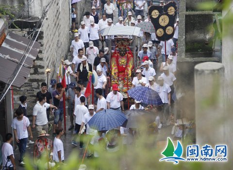 沈世纪的大王像需要12个壮汉抬