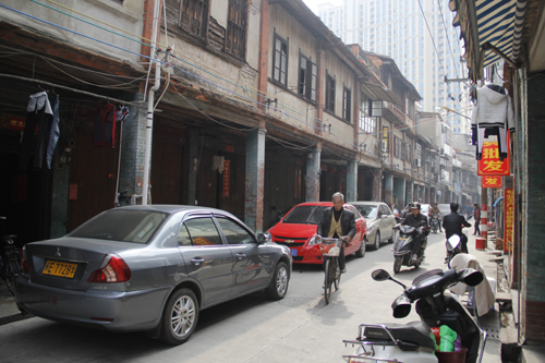 香港路，原本不宽的道路被车辆占去了一个车道