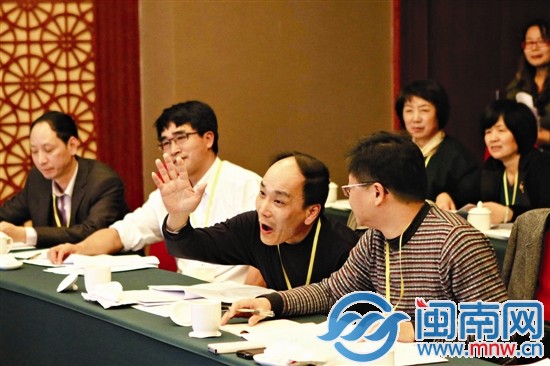 漳州市政协十二届三次会议分组讨论中，代表讨论激烈