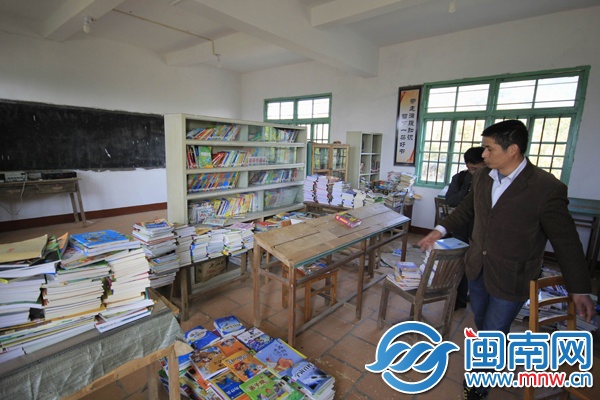 漳浦赤湖西潘小学，简陋图书馆里书没地方放