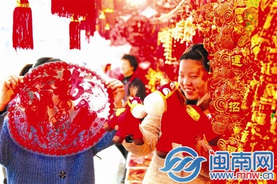 漳州芗城区瑞京路，各种马主题的喜庆物品热卖