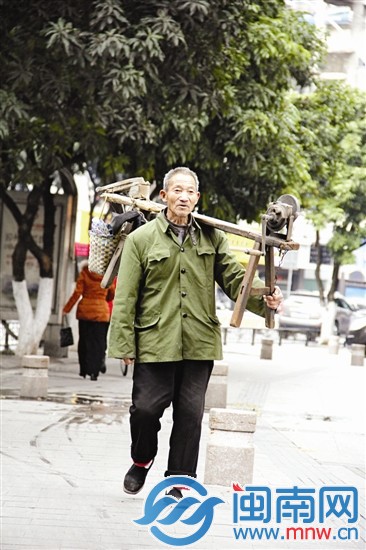 每天，老王扛着30斤重的装备，走街串巷找活