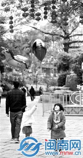 漳州市区中山公园，2个小朋友牵着气球