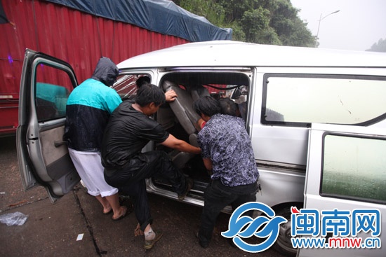 工友归途遇车祸10工人冒雨施救1