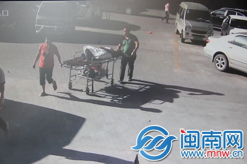 监控显示,装钱的袋子掉在地上