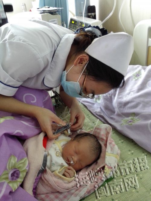 昨天手术后，市第三医院护士为宝宝剪指甲