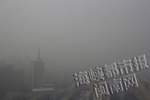 昨天上午，芗城区公安大楼，信号塔被大雾笼罩 (2)