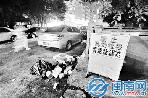 新华西内街的内沟河边上，垃圾乱倒，居民很恼火