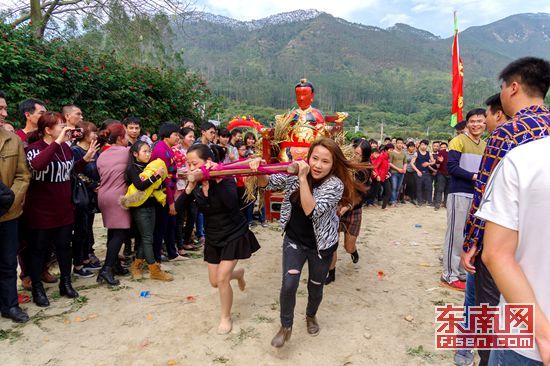 云霄三山国王走王民俗上演女子抬神奔跑祈福