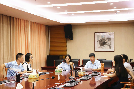 芗城法院行政庭庭长蔡伟中在为一起行政纠纷的当事人协调化解争议