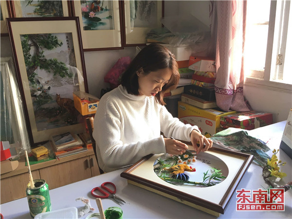 郭美瑜的女儿吕嘉慧从小也跟着母亲学习制作棉花画(受访者供图)