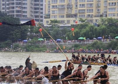 漳州新桥头龙舟友谊赛打响 24艘龙舟都“活”了