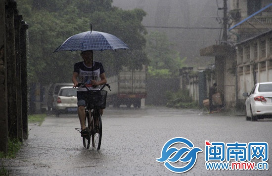 马鞍山路积水，市民出行不便