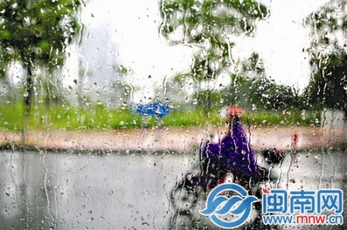 电动车邂逅玻璃窗雨幕，就像一幅油画（摄于漳州龙江中路）